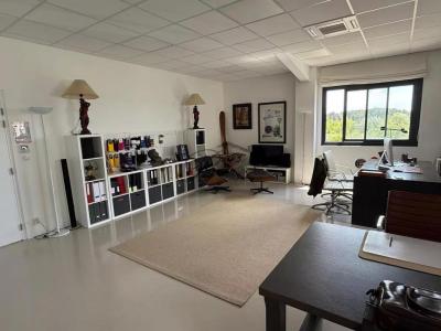 Louer Bureau 54 m2 Eguilles