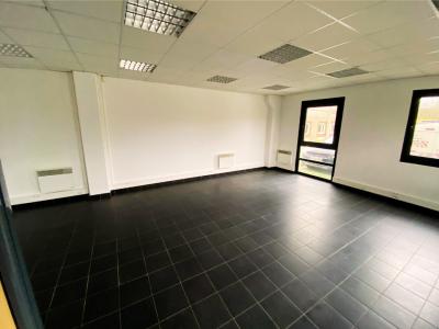 Louer Commerce 545 m2 Fretin