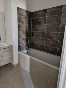 For rent Arles 2 rooms 44 m2 Bouches du Rhone (13200) photo 3