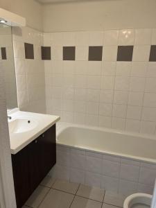 For rent Fargues-saint-hilaire 2 rooms 31 m2 Gironde (33370) photo 2