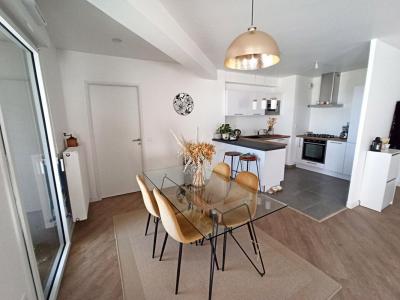 For sale Bordeaux 4 rooms 81 m2 Gironde (33800) photo 2