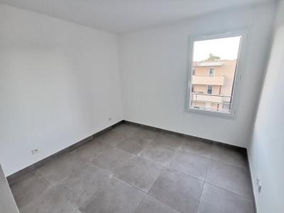For rent Villeneuve-les-avignon 3 rooms 69 m2 Gard (30400) photo 3