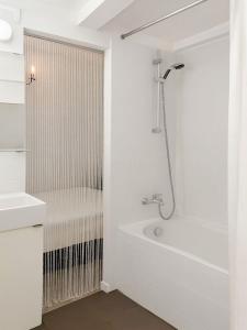 For sale 2 rooms 33 m2 Paris (75007) photo 2