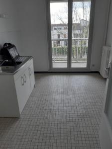 For rent Lyon-9eme-arrondissement 4 rooms 91 m2 Rhone (69009) photo 2