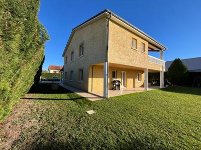 For sale Riom 6 rooms 213 m2 Puy de dome (63200) photo 3