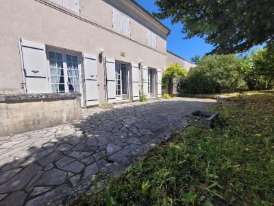 For sale 5 rooms 111 m2 Charente maritime (17400) photo 1