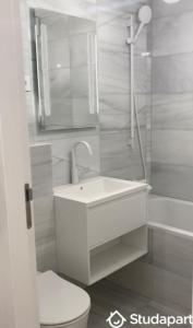 Annonce Location 2 pices Appartement Paris-8eme-arrondissement 75