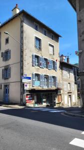 For sale Vic-sur-cere 4 rooms 120 m2 Cantal (15800) photo 0