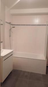 For rent Villenave-d'ornon 51 rooms 51 m2 Gironde (33140) photo 2