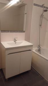 For rent Villenave-d'ornon 51 rooms 51 m2 Gironde (33140) photo 3