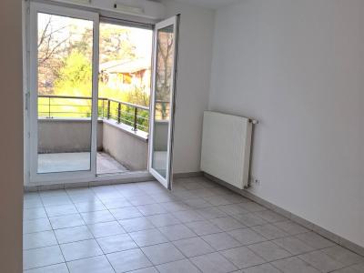 For sale Bron 4 rooms 79 m2 Rhone (69500) photo 2