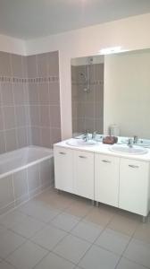 For rent Bordeaux 4 rooms 86 m2 Gironde (33300) photo 4