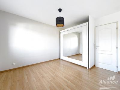 For sale Montbeliard 4 rooms 78 m2 Doubs (25200) photo 2