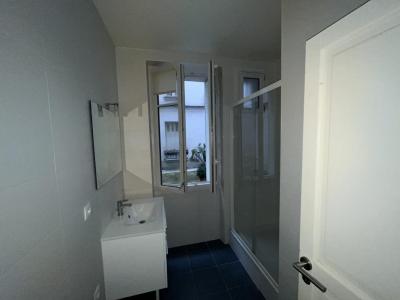 For rent Paris-18eme-arrondissement 2 rooms 37 m2 Paris (75018) photo 3