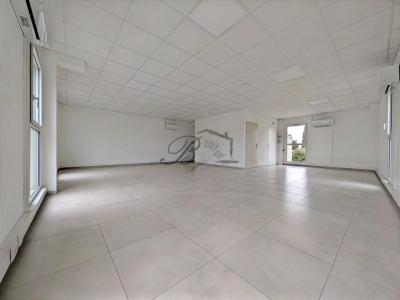 For rent Pertuis 1 room 75 m2 Vaucluse (84120) photo 0