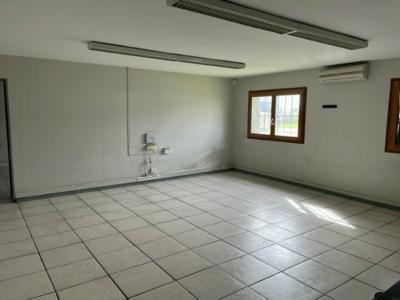 Louer Commerce Saint-loubes 72000 euros