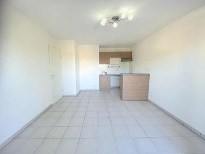 Louer Appartement 34 m2 Saint-quentin-de-baron