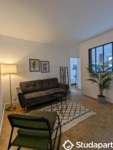 Louer Appartement Courbevoie 890 euros