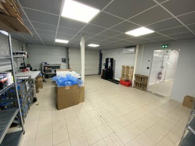 Louer Commerce 800 m2 Teste-de-buch