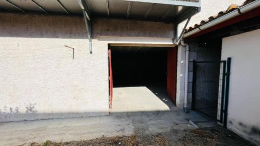 Louer Parking 42 m2 Eyrans