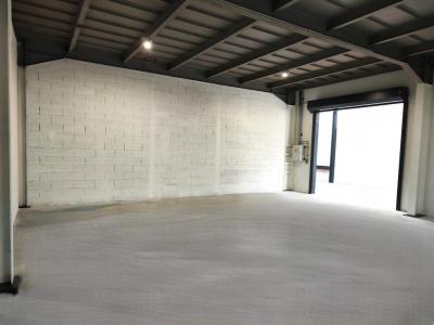 Louer Commerce 81 m2 Orleans