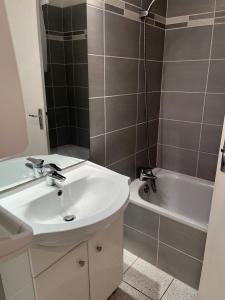 For rent 26 RUE DE L'AGAU 1 room 24 m2 Gard (30900) photo 1