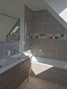 For sale Bennecourt 5 rooms 101 m2 Yvelines (78270) photo 3