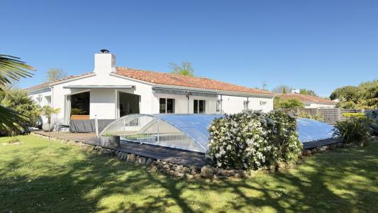 For sale PROX. BOURG ET COMMERCES 10 rooms 138 m2 Vendee (85150) photo 0