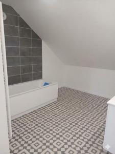 For rent Sailly-sur-la-lys 1 room 86 m2 Pas de calais (62840) photo 2