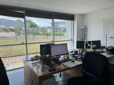 Louer Commerce 935 m2 Eysines