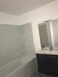For rent Robion 3 rooms 66 m2 Vaucluse (84440) photo 1