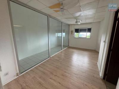 Louer Bureau 66 m2 Tampon