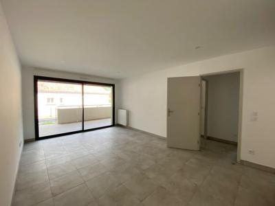 For rent Eyguieres 3 rooms 62 m2 Bouches du Rhone (13430) photo 2