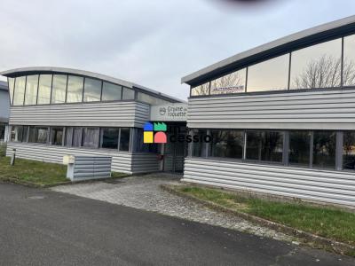 Louer Commerce 584 m2 Mans