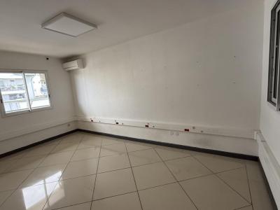 Louer Bureau 77 m2 Saint-denis