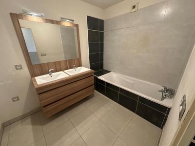 For sale Montpellier 3 rooms 69 m2 Herault (34000) photo 2