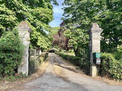 For sale RUFFEC 14 rooms 424 m2 Charente (16240) photo 1