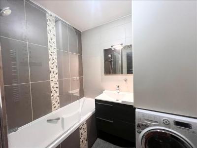 For rent Courbevoie 2 rooms 50 m2 Hauts de Seine (92400) photo 3