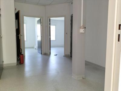 Louer Local commercial 74 m2 Estrees-saint-denis