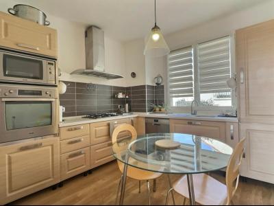For sale LES BOILEAUX 4 rooms 90 m2 Bouches du Rhone (13380) photo 2