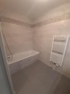 For rent Jayat 3 rooms 69 m2 Ain (01340) photo 4