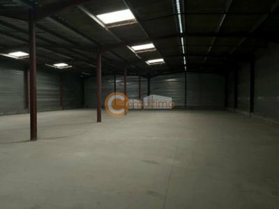 Louer Commerce 850 m2 Carbon-blanc