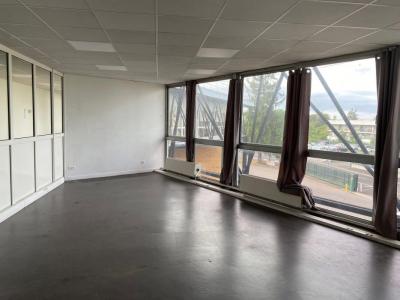 Louer Commerce Morangis 152280 euros