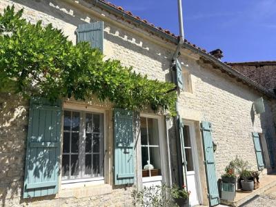 For sale 5 rooms 163 m2 Charente (16460) photo 1