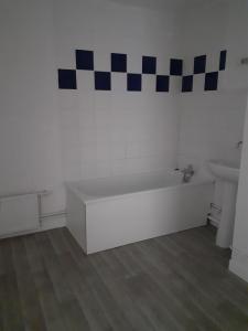 For rent Aire-sur-la-lys 3 rooms 78 m2 Pas de calais (62120) photo 2