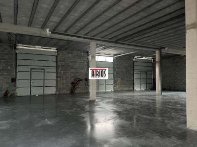 Louer Commerce 355 m2 Hyeres