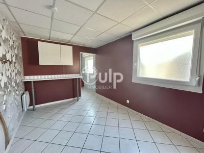 Louer Commerce 33 m2 Ferin