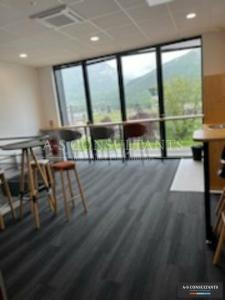 Louer Commerce Challes-les-eaux 7620 euros