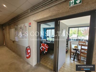 Louer Commerce 350 m2 Domarin