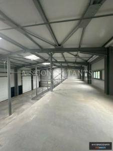 Louer Commerce 690 m2 Biolle